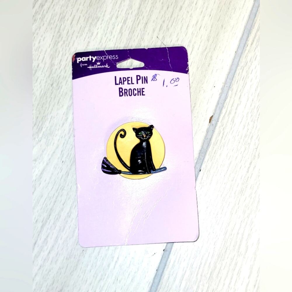 Vintage Black Cat On A Broom Halloween Broche Lapel Pin Hallmark NWT